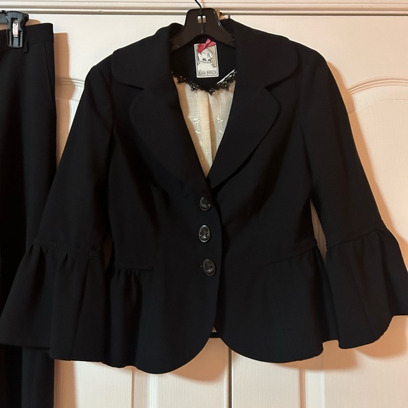 Stylish suit by Yoana Baraschi - Picture 2 of 13